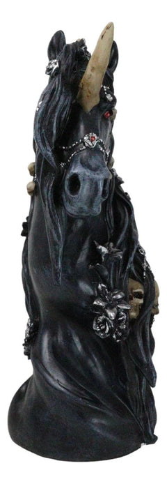 Busto de caballo unicornio negro macabro con huesos de esqueleto y calaveras-5