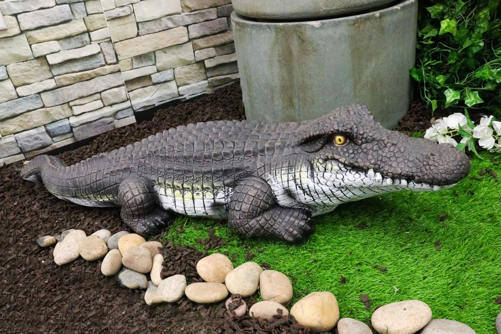 Estatua realista de cocodrilo merodeador de gran tamaño para jardín, 99 cm de largo