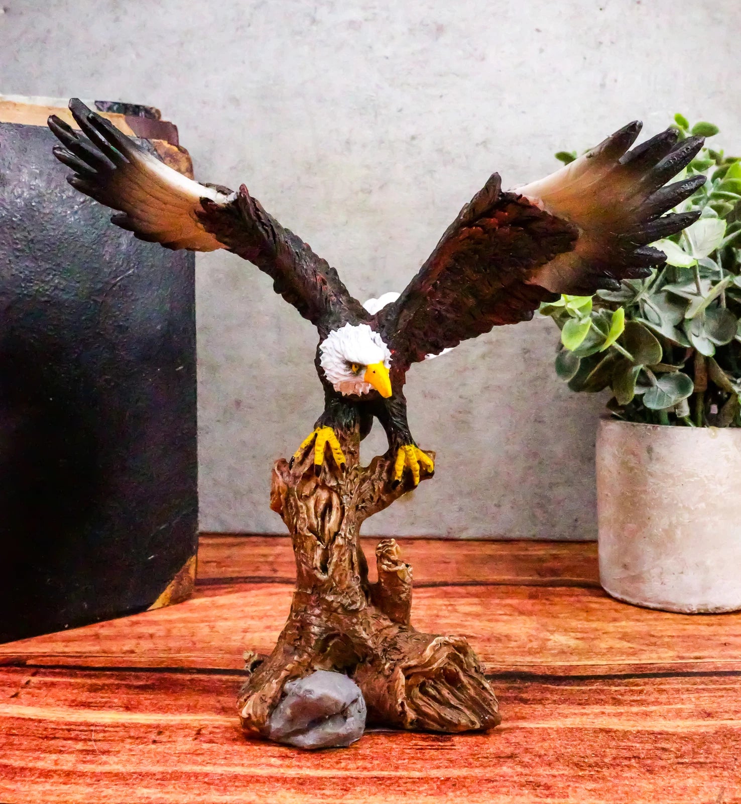 Figura decorativa de resina de águila calva de 18 cm de altura descendiendo de una rama de árbol