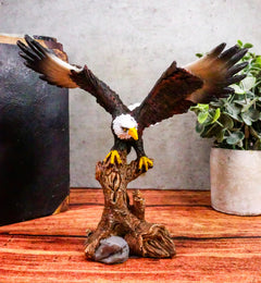 Figura decorativa de resina de águila calva de 18 cm de altura descendiendo de una rama de árbol-1