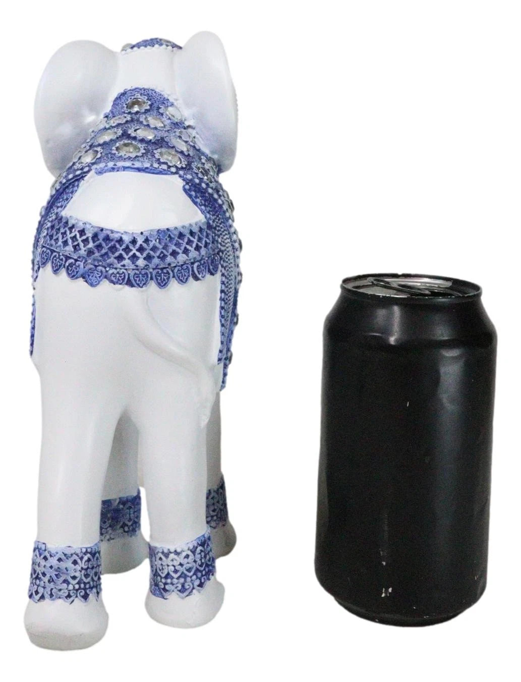 Estatua de elefante de estilo Feng Shui Ming con diseño ornamentado en azul y blanco y cristales.