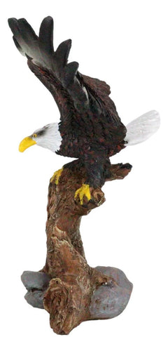 Figura decorativa de resina de águila calva de 18 cm de altura descendiendo de una rama de árbol-2