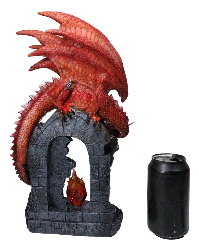 Figura de dragón rojo medieval sobre una tumba gótica con calaveras y llama de fuego LED-6