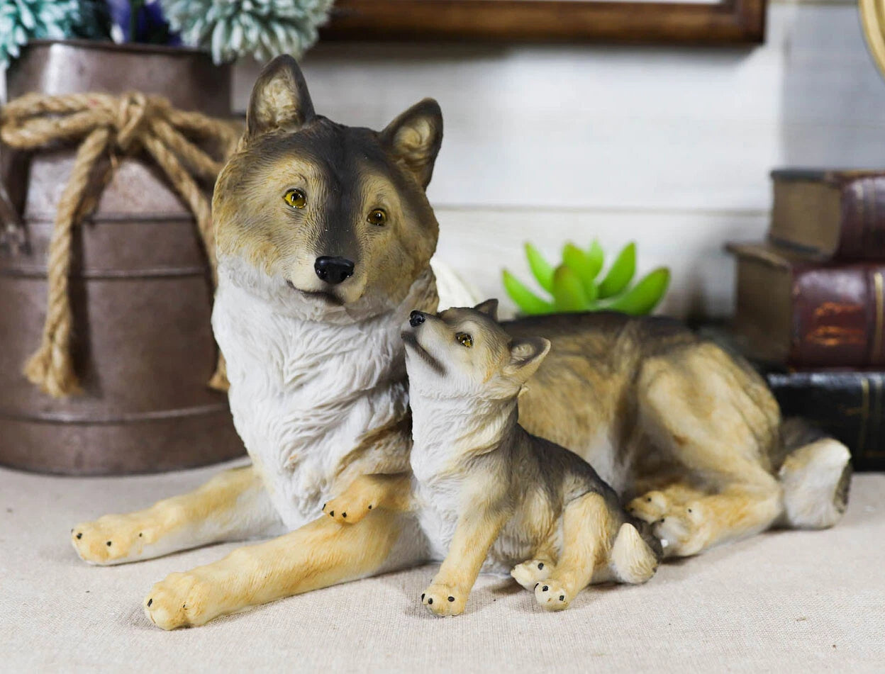 Figura de la familia Alpha Gray Wolf de 24 cm de largo. Madre lobo de madera descansando con su cría.