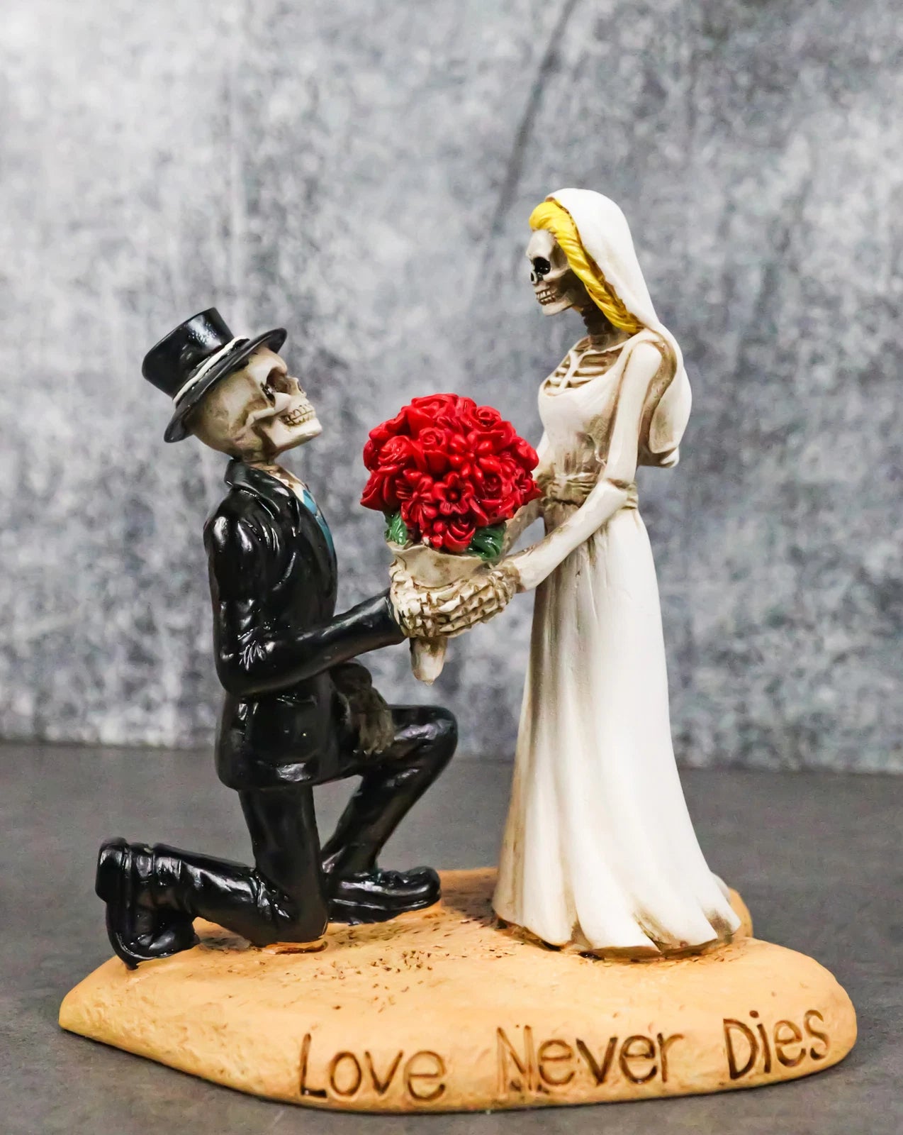Figura decorativa para tarta de boda con esqueletos de novios y rosas "El amor nunca muere"-1
