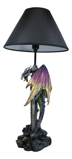 Lámpara de mesa con dragón verde dorado sosteniendo la espada Excalibur y un cristal en el cementerio.-3
