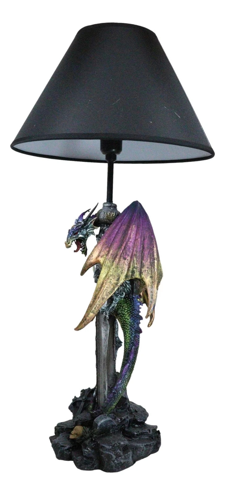 Lámpara de mesa con dragón verde dorado sosteniendo la espada Excalibur y un cristal en el cementerio.-3