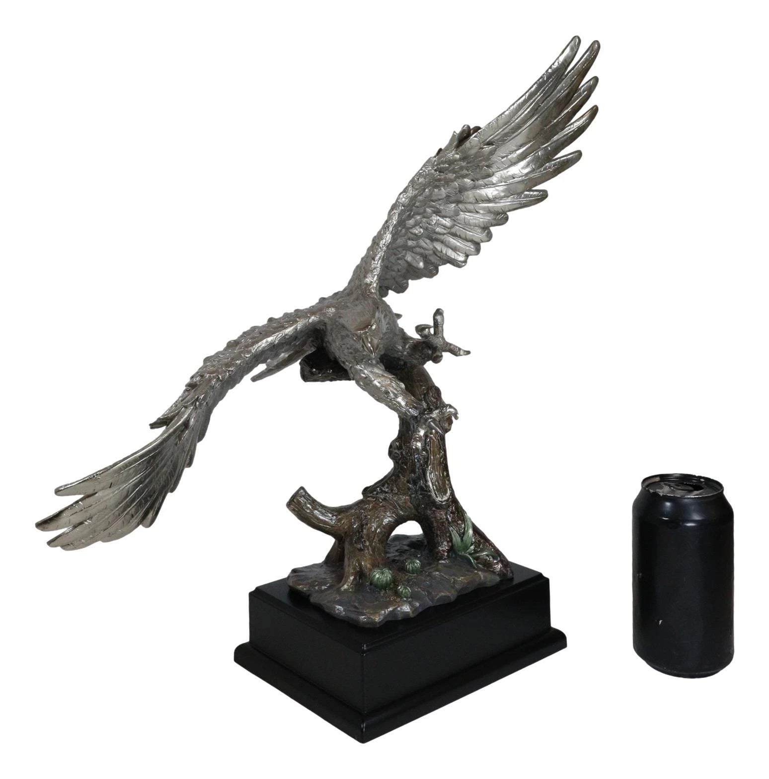 Estatua de águila calva de peltre plateado galvanizado con alas abiertas volando sobre un árbol-8