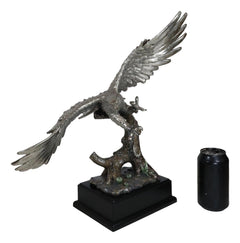 Estatua de águila calva de peltre plateado galvanizado con alas abiertas volando sobre un árbol-8