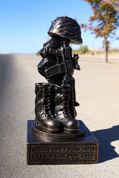 Estatua conmemorativa de soldado caído patriótico, casco de rifle, botas y placa de identificación-3