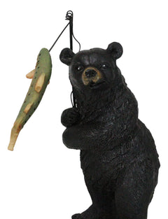 Figura caprichosa de oso negro del bosque rústico capturando lubina negra-3