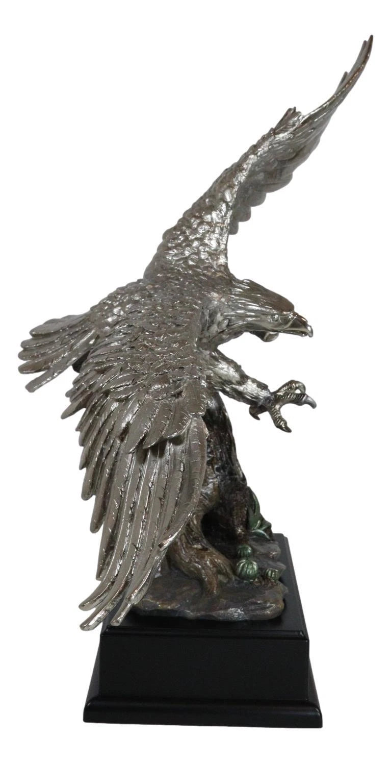 Estatua de águila calva de peltre plateado galvanizado con alas abiertas volando sobre un árbol-3