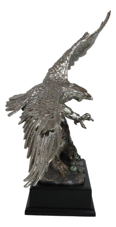 Estatua de águila calva de peltre plateado galvanizado con alas abiertas volando sobre un árbol-3