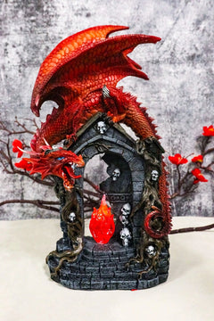 Figura de dragón rojo medieval sobre una tumba gótica con calaveras y llama de fuego LED-1