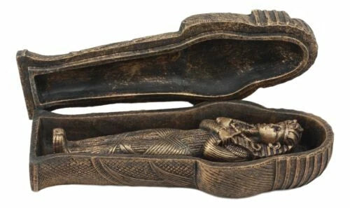 Sarcófago de bronce del antiguo faraón egipcio Tutankamón con momia-4