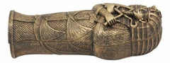 Sarcófago de bronce del antiguo faraón egipcio Tutankamón con momia-6
