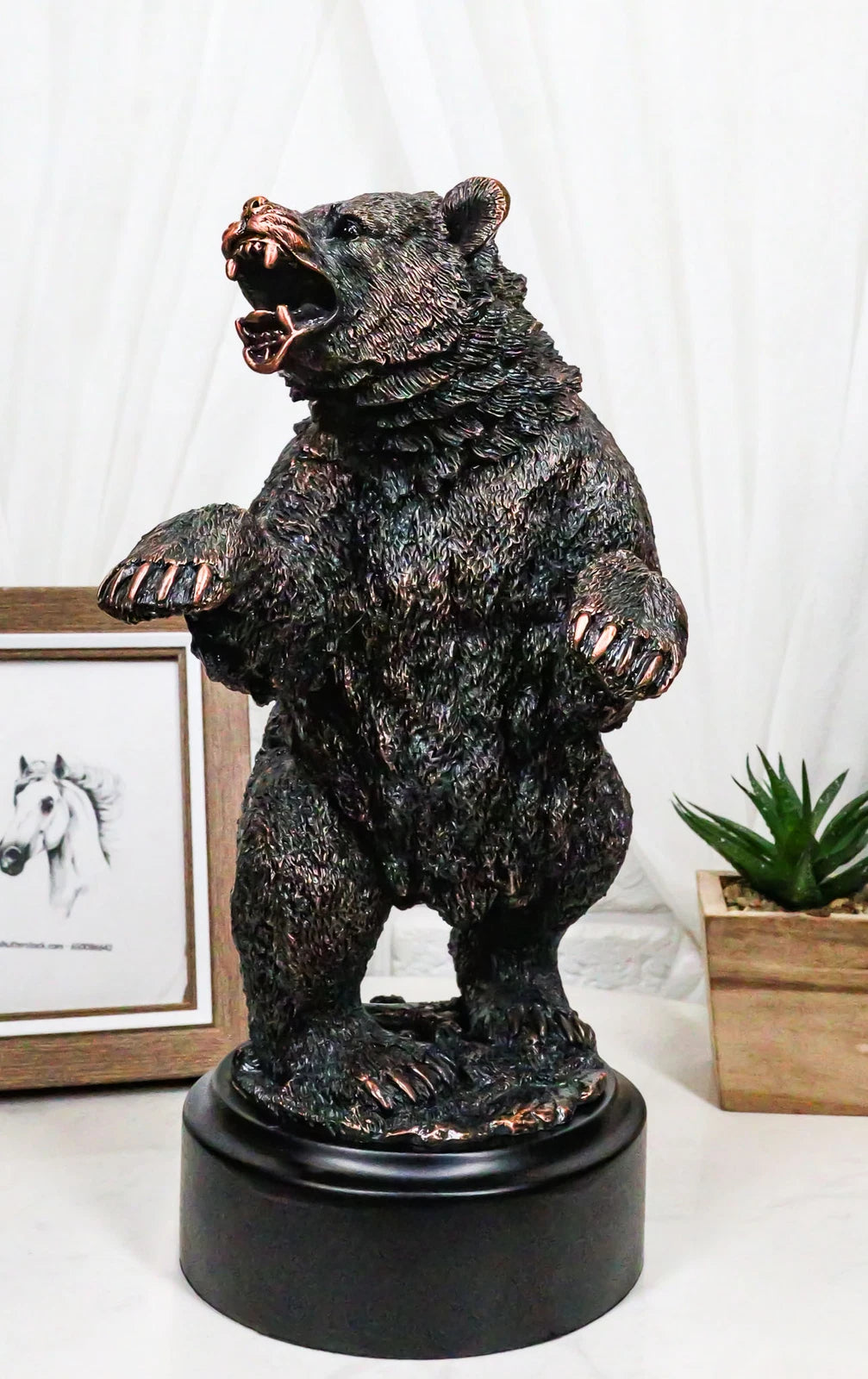 Estatua decorativa de resina galvanizada de bronce rugiente de oso negro occidental sobre sus patas traseras-1