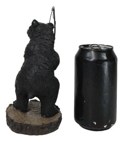 Figura caprichosa de oso negro del bosque rústico capturando lubina negra-4