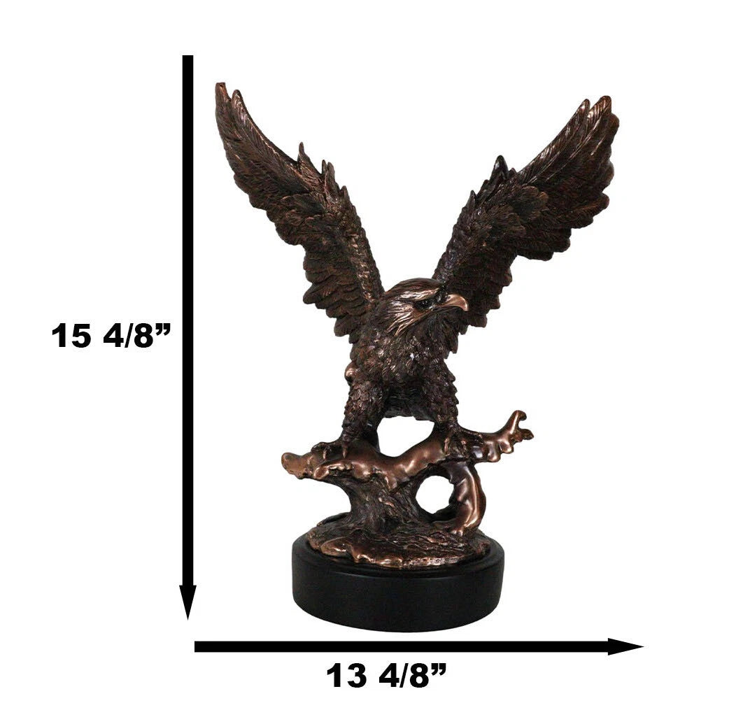 Majestuosa estatua de águila calva con alas abiertas posada en una rama de árbol con base