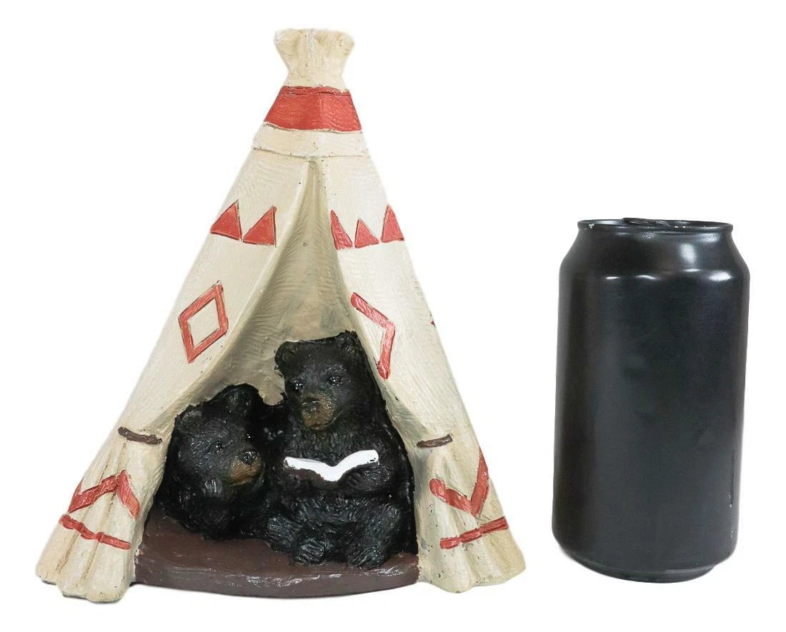 Figura de tipi con libro de lectura para la hora del cuento de cachorros de oso negro en el bosque rústico