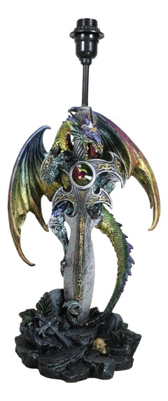 Lámpara de mesa con dragón verde dorado sosteniendo la espada Excalibur y un cristal en el cementerio.-2