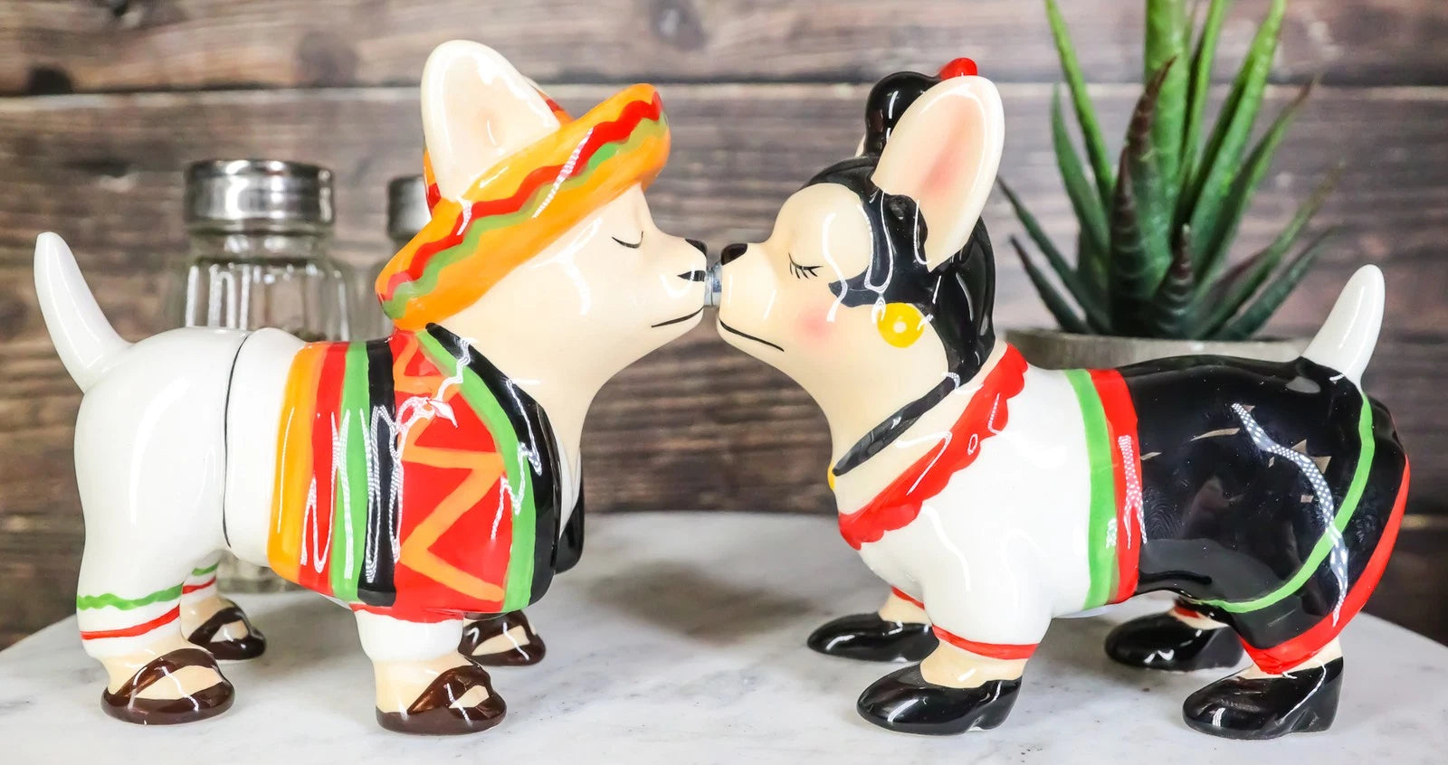 Salero y pimentero de cerámica con sombrero de chihuahua mexicano besándose-1
