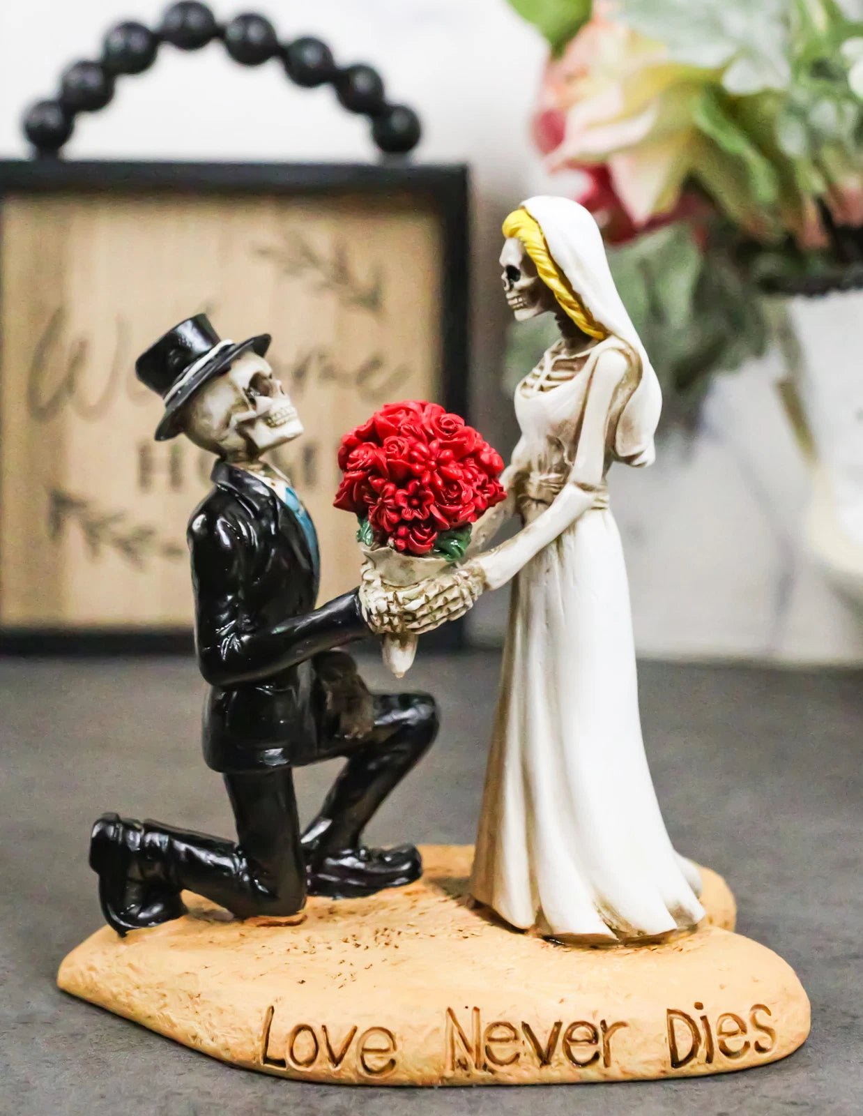 Figura decorativa para tarta de boda con esqueletos de novios y rosas "El amor nunca muere"-7