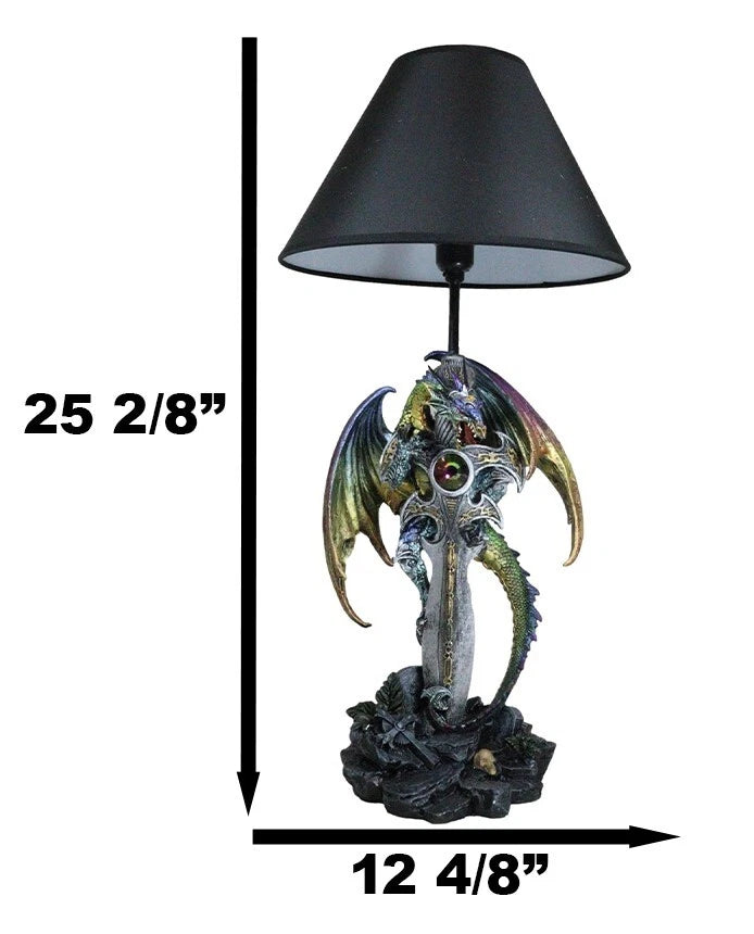 Lámpara de mesa con dragón verde dorado sosteniendo la espada Excalibur y un cristal en el cementerio.-6