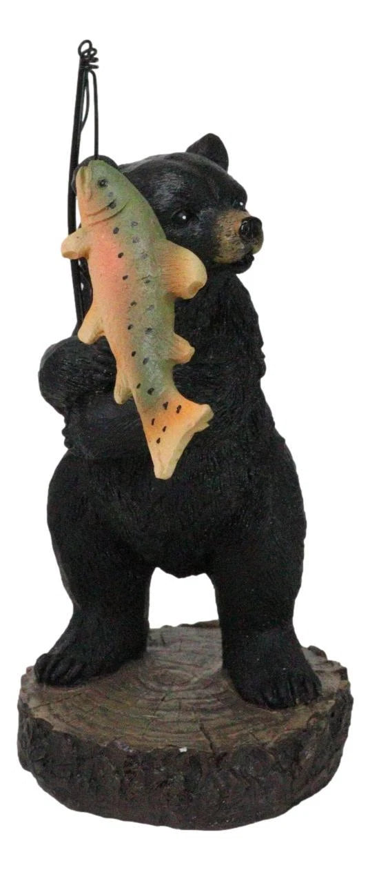 Figura caprichosa de oso negro del bosque rústico capturando lubina negra-8