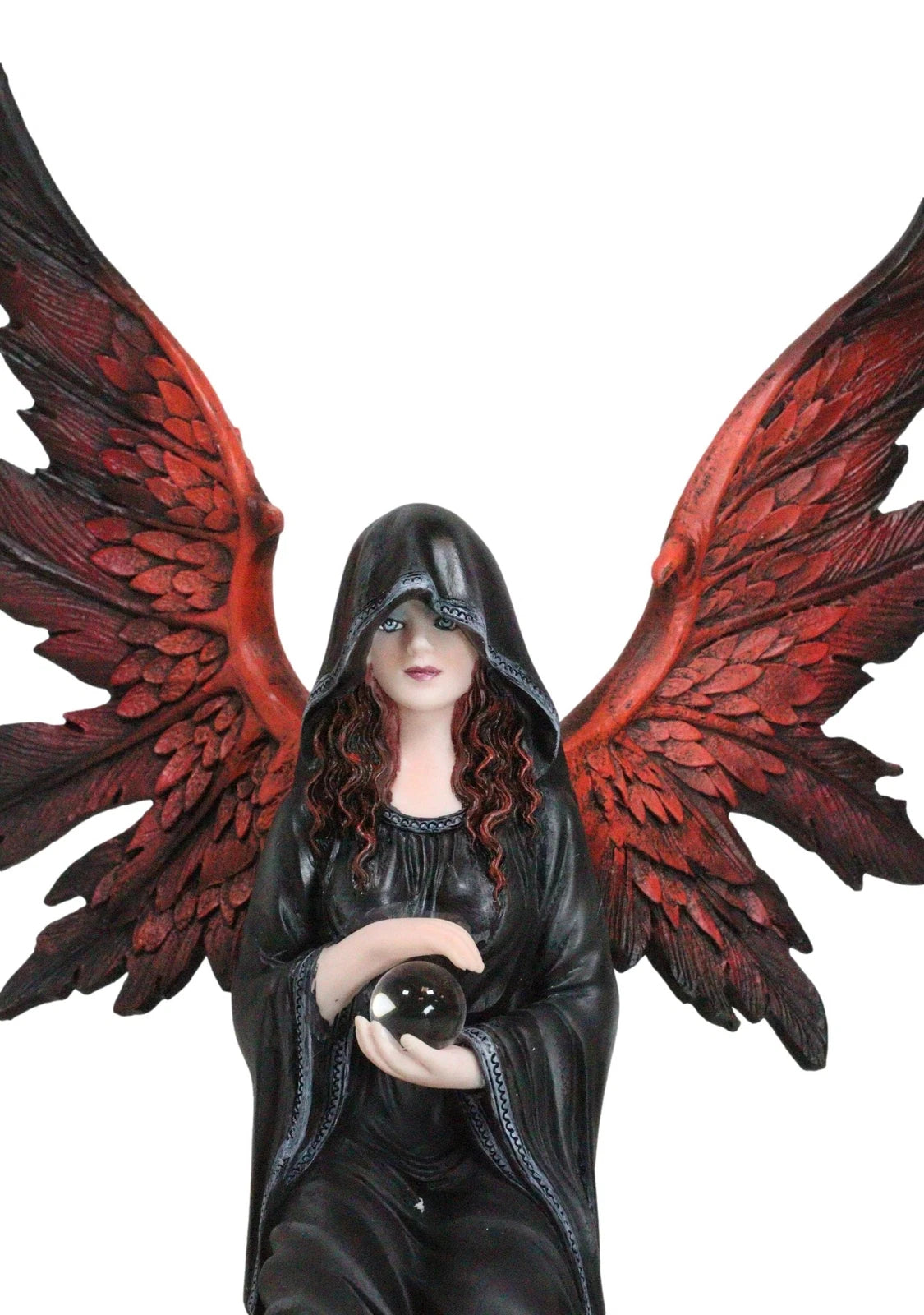 Figura de ángel oscuro con capa y capucha sobre pentagrama, ritual en el suelo, sosteniendo una bola de cristal-6