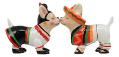 Salero y pimentero de cerámica con sombrero de chihuahua mexicano besándose-3