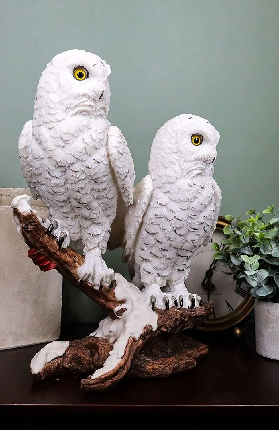 Estatua mística de dos búhos blancos posados ​​en una rama de árbol, 31 cm de alto