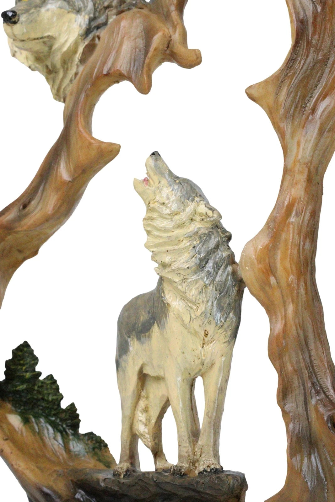 Busto rústico grande de lobo aullando con familia de lobos en escena forestal-3
