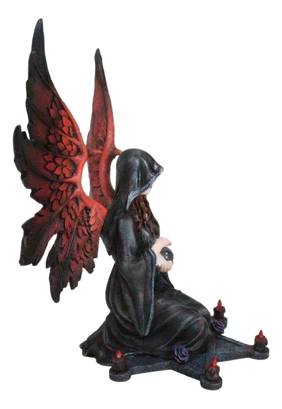 Figura de ángel oscuro con capa y capucha sobre pentagrama, ritual en el suelo, sosteniendo una bola de cristal-3