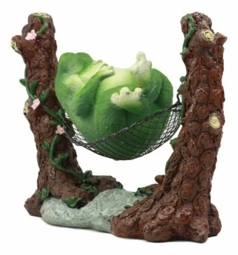 Estatua de rana gorda caprichosa durmiendo en una hamaca para un cuento de hadas.-3