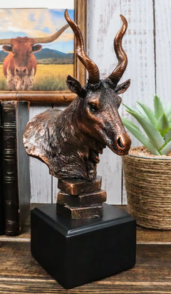 Estatua rústica de antílope kudu africano con acabado galvanizado en bronce y base.-1