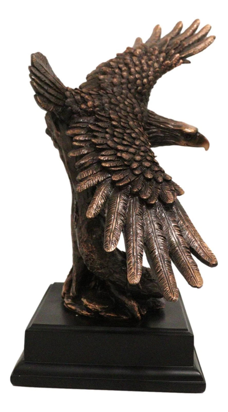 Figura de resina galvanizada de bronce de un águila calva americana volando con las alas abiertas-8