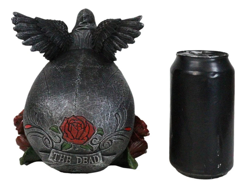 Figura de ángel de la muerte con esqueleto de la Parca rezando sobre una calavera tribal con rosas rojas-4