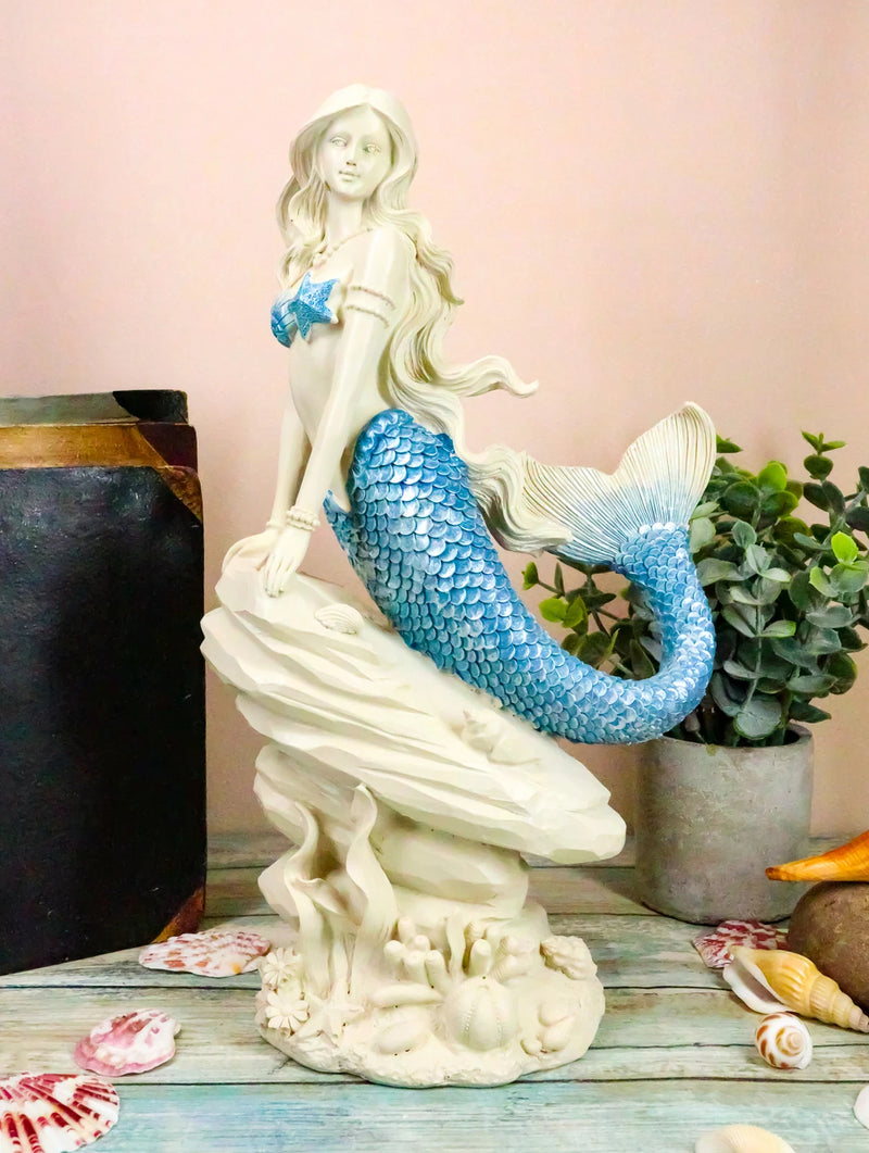 Figura de sirena de cola azul océano sentada sobre una roca marina, 11.5" de alto-1