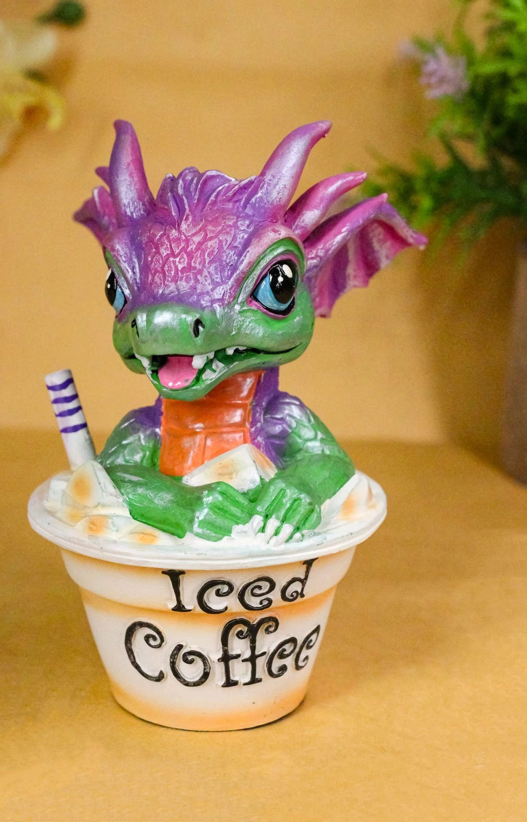 Café helado artesanal de Ruth Thompson con figura de dragón en taza de Sarah Wyrmling-1