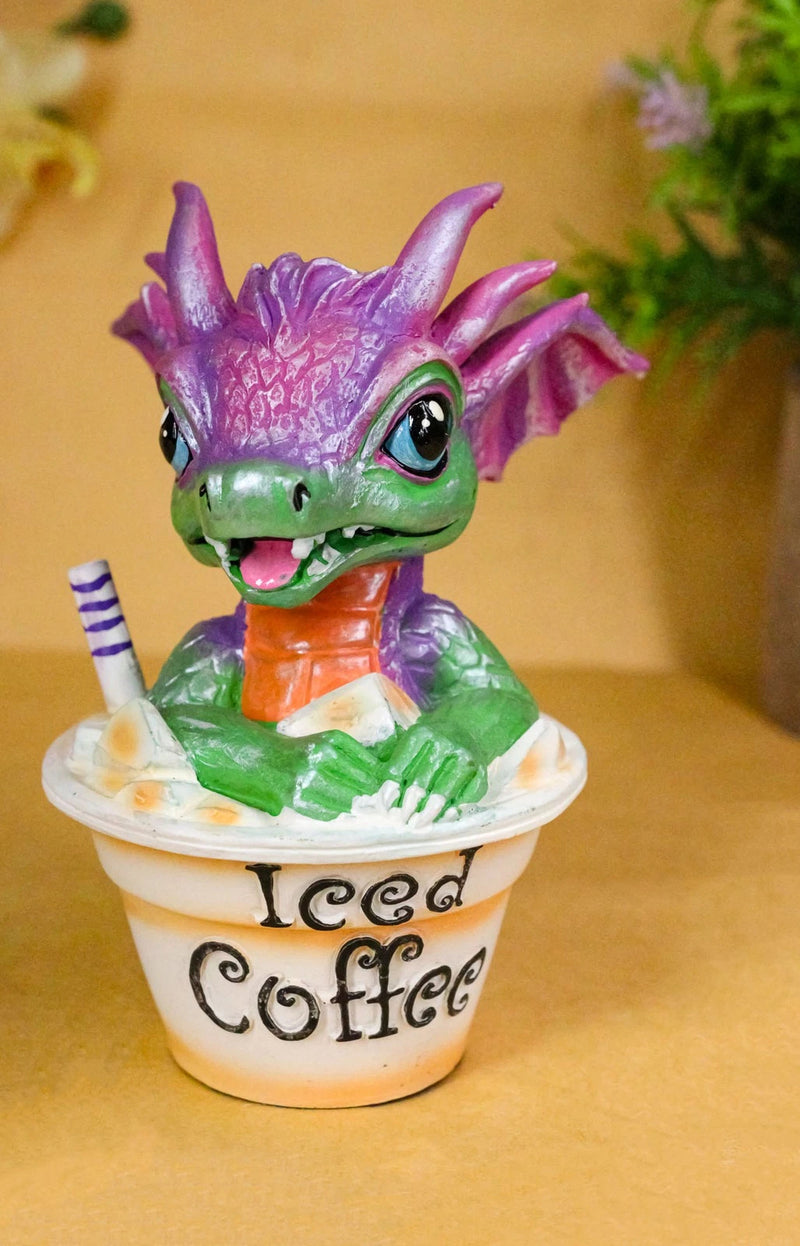 Café helado artesanal de Ruth Thompson con figura de dragón en taza de Sarah Wyrmling-1
