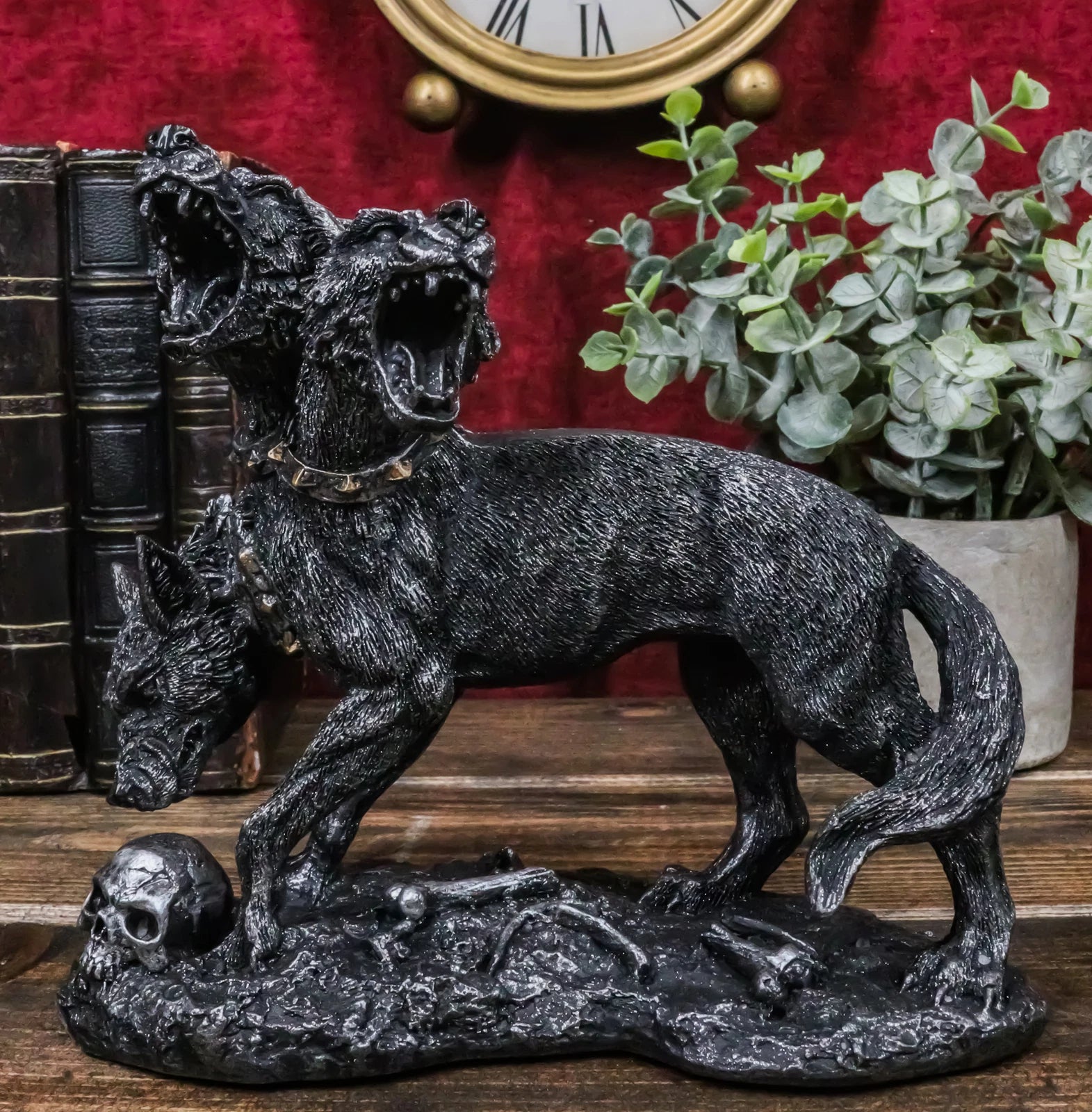 Figura de Cerbero, guardián de la hidra de tres cabezas, perro de Hades, perro guardián de la mitología griega-1