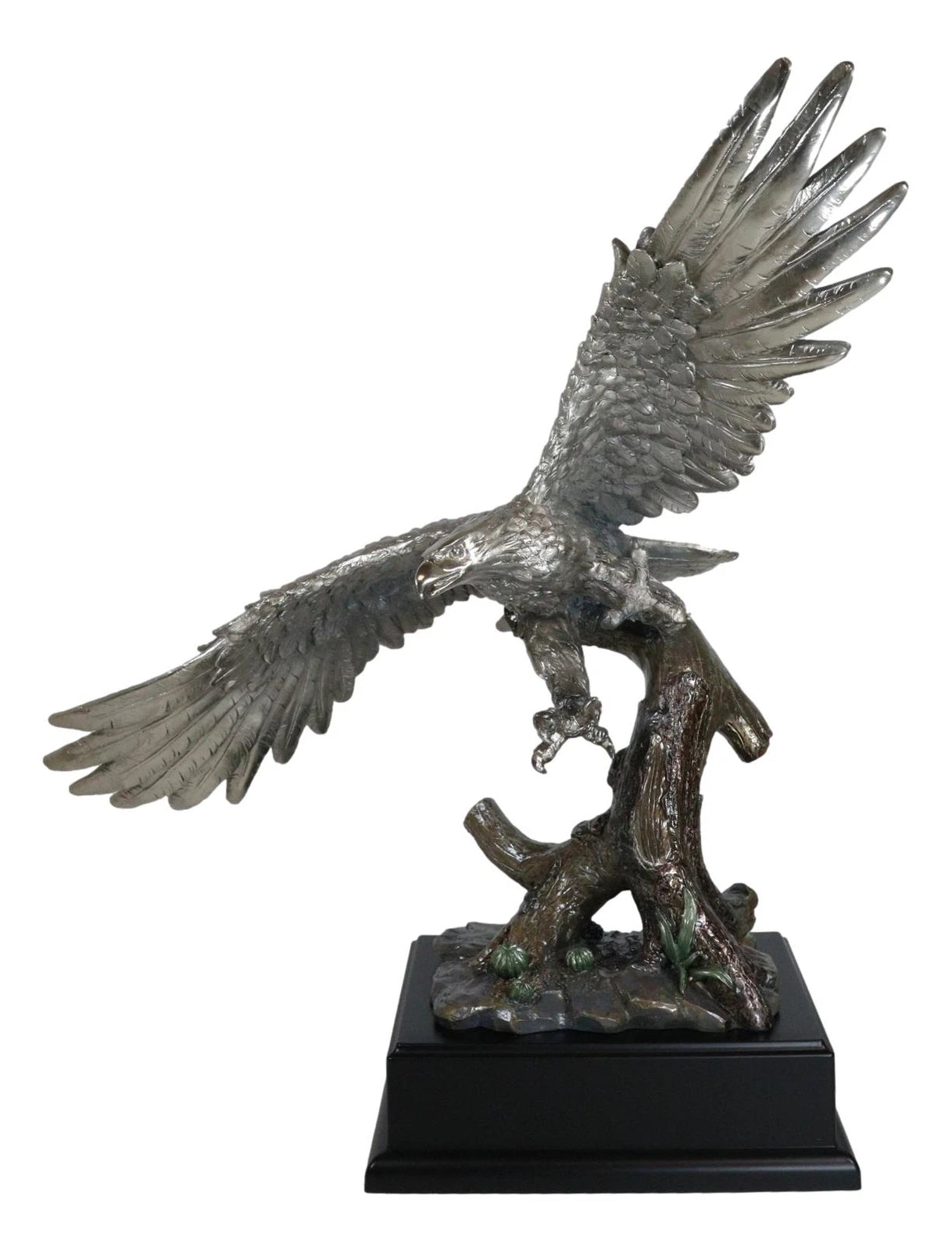 Estatua de águila calva de peltre plateado galvanizado con alas abiertas volando sobre un árbol-6