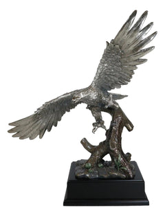 Estatua de águila calva de peltre plateado galvanizado con alas abiertas volando sobre un árbol-6