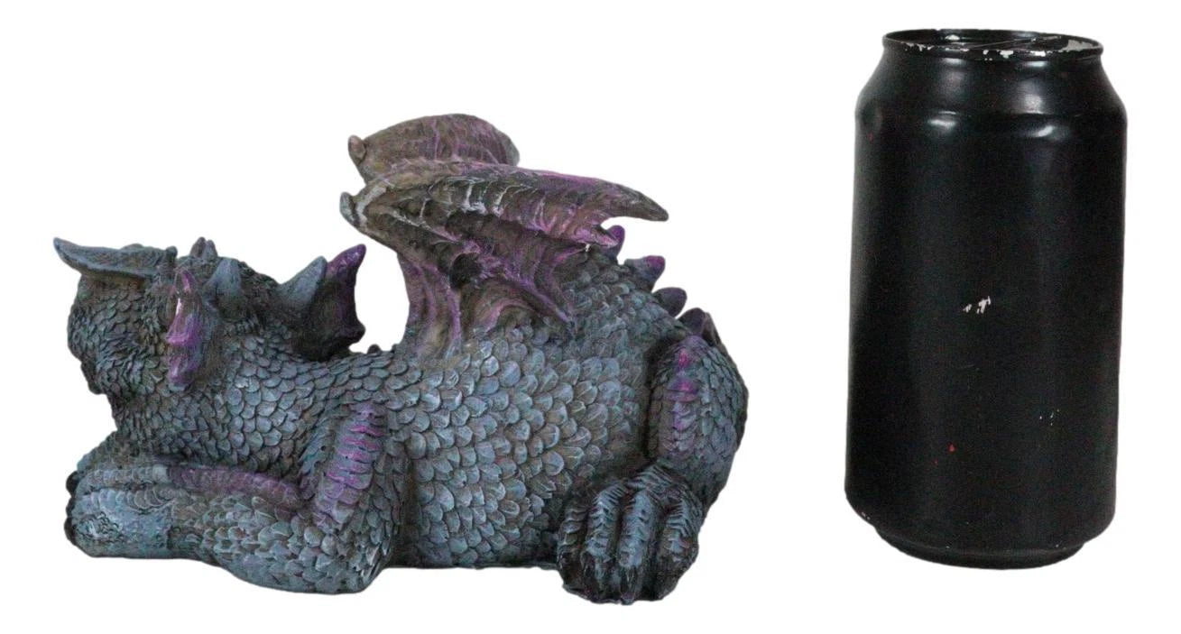 Figura de fantasía caprichosa de una cría de dragón de jardín tímido y morado escondido tras una cola-2