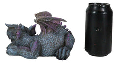 Figura de fantasía caprichosa de una cría de dragón de jardín tímido y morado escondido tras una cola-2