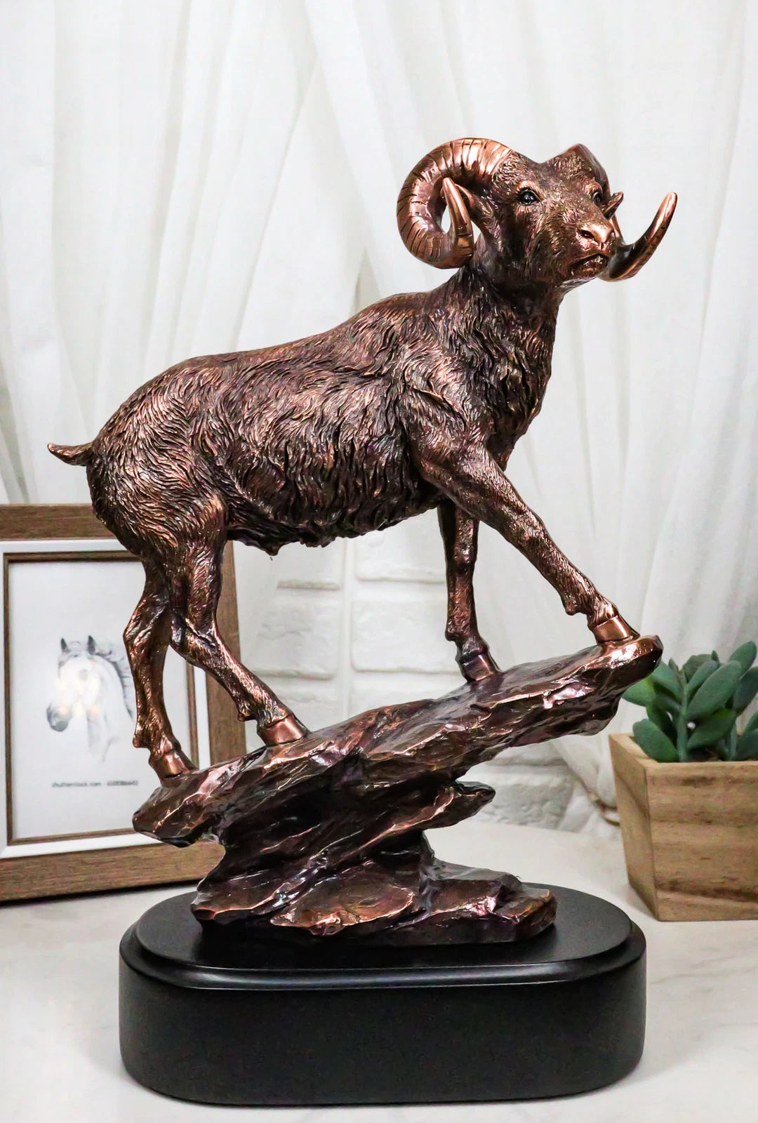 Taxidermia de animales salvajes: carnero cimarrón trepando sobre una roca inclinada, estatua de 30 cm de alto