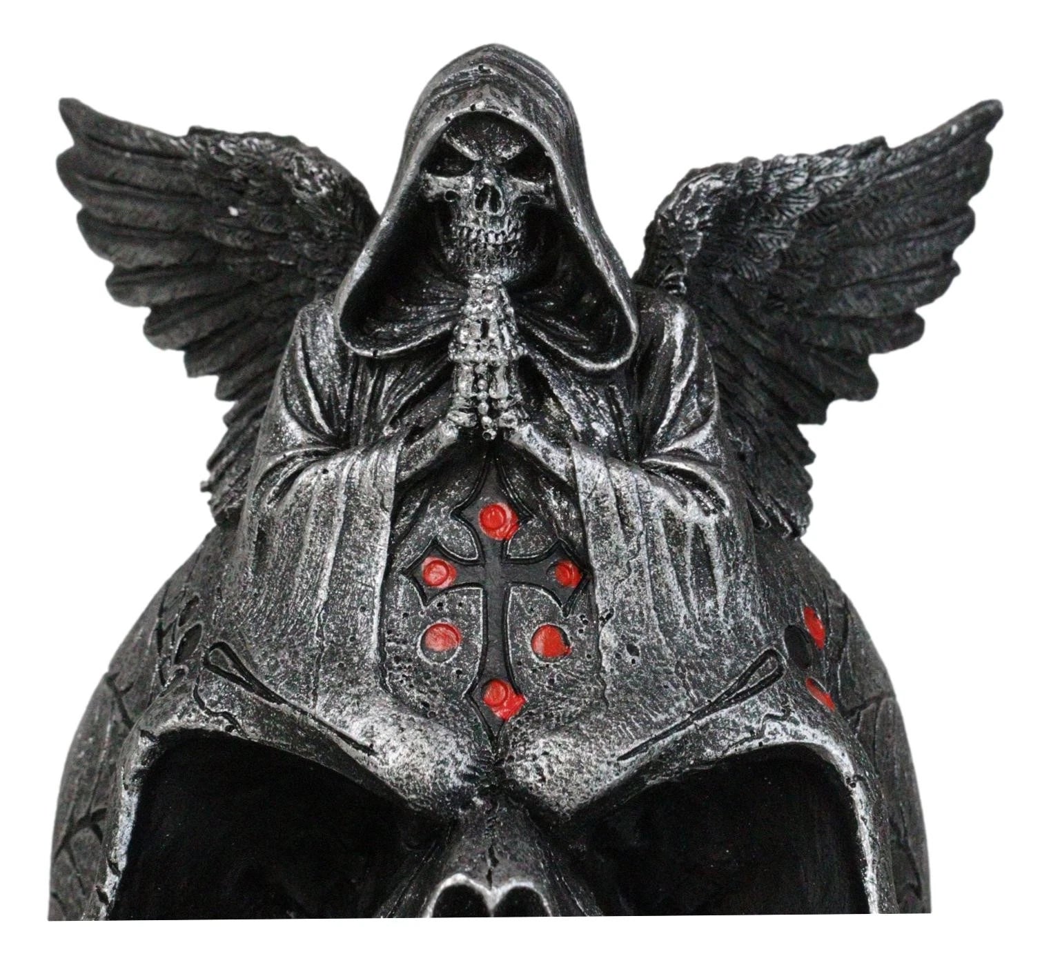 Figura de ángel de la muerte con esqueleto de la Parca rezando sobre una calavera tribal con rosas rojas-2