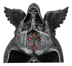 Figura de ángel de la muerte con esqueleto de la Parca rezando sobre una calavera tribal con rosas rojas-2