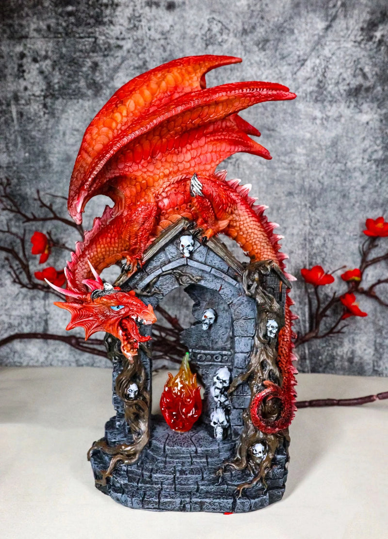 Figura de dragón rojo medieval sobre una tumba gótica con calaveras y llama de fuego LED-2